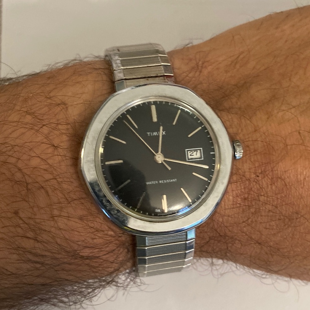 Vintage Timex watch, black dial, domed crystal, 2 straps, 1 leather, 1 stainless - Picture 5 of 17